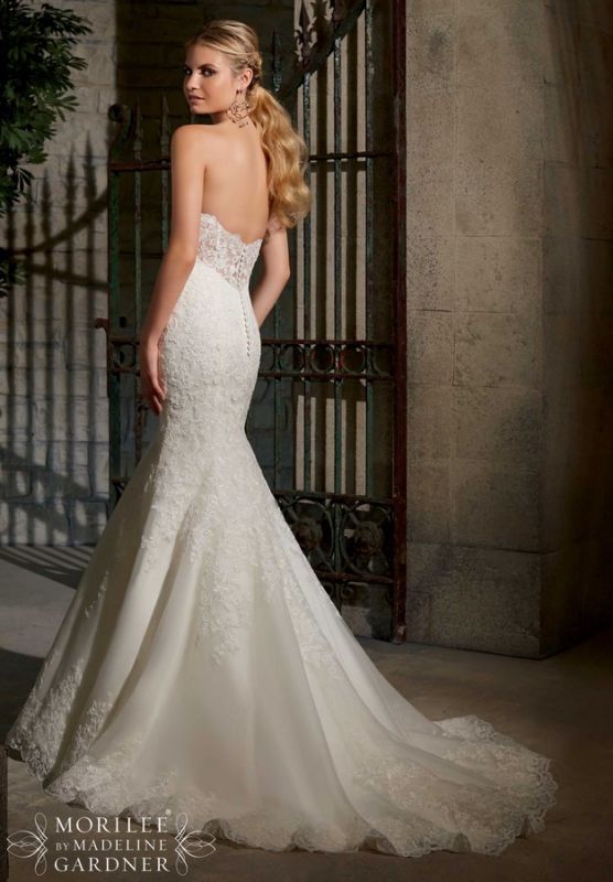 Morilee modèle 2713 détail du dos très échancré